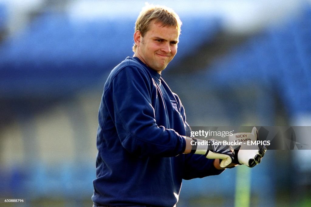 England Goalkeeper Nicky Weaver Pulls His Gloves On News Photo Getty england-goalkeeper-nicky-weaver-pulls-his-gloves-on-news-photo-getty