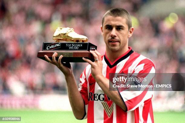 Sunderland's Kevin Phillips celebrates with the FA Carling Premiership 1999-2000 Golden Boot