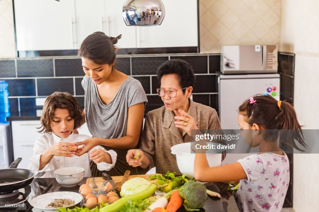 Drei Generationen asiatischen Familie gesunde Ernährung zusammen zu kochen