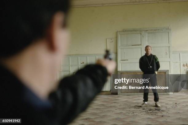 Gendarme tirant sur un instructeur portant un gilet pare-balle et une cible.