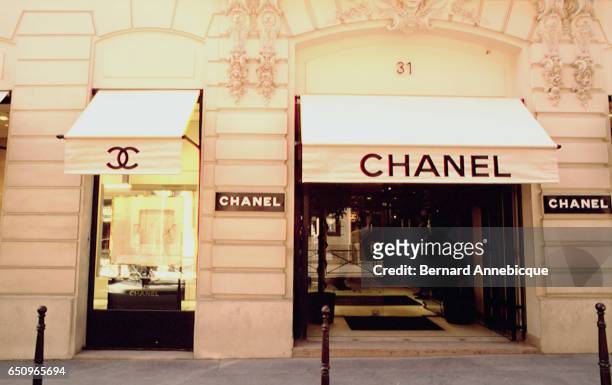 FRONT OF THE CHANEL SHOP