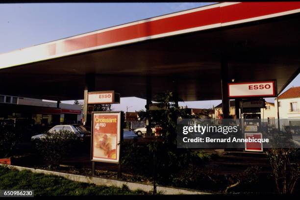 FUEL PRICE AND SERVICE STATION, ILLUSTRATION