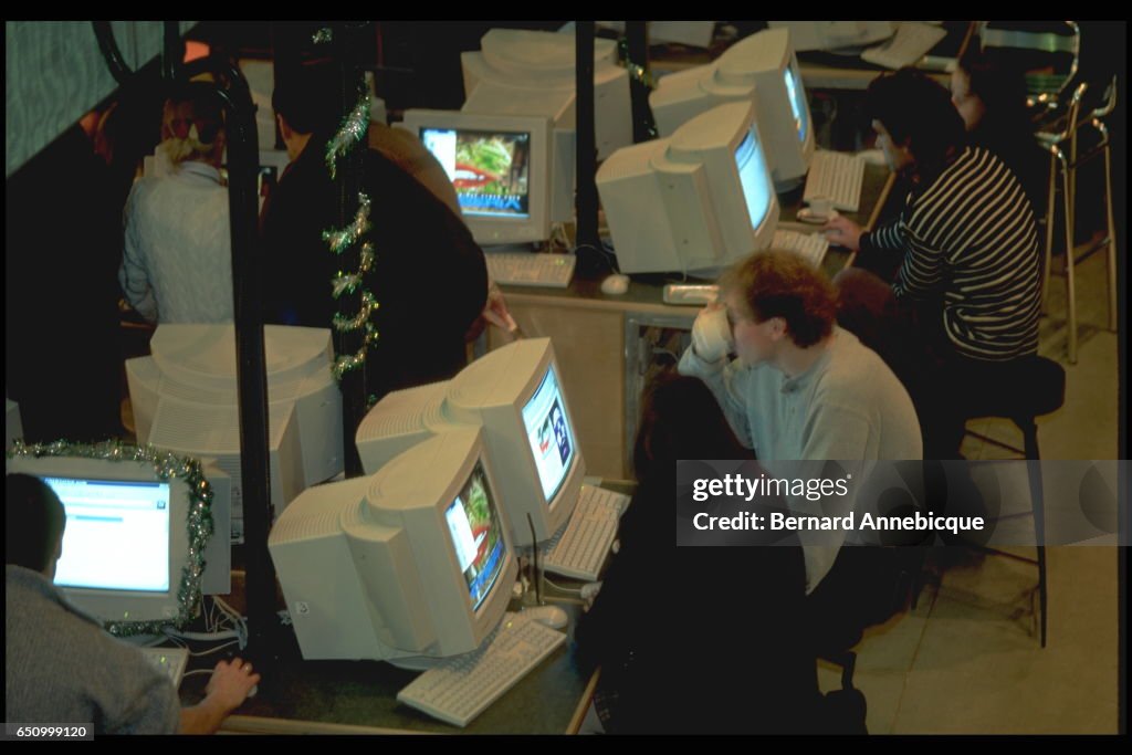 SNAPSHOT: CYBERCAFES IN PARIS