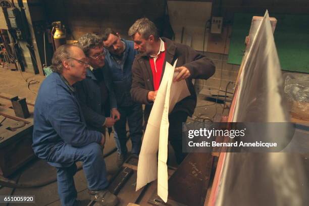 Jean-Luc Van Den Heede gives details on the struc ture of the keel of his sailboat.