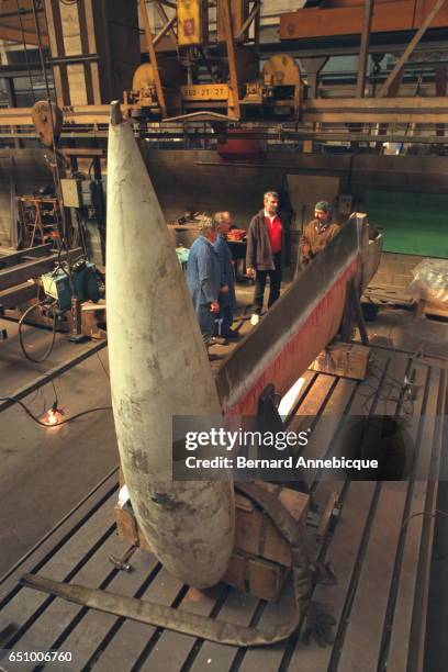 Reconditioning the keel of the 'Algimouss' in the Bruyas industrial foundry workshops.