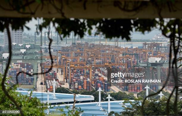General view of Tanjong Pagar container port in Singapore on March 10, 2017. / AFP PHOTO / ROSLAN RAHMAN