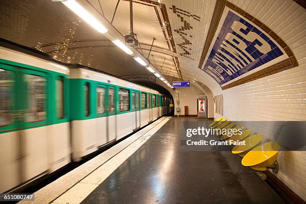 subway station. - pariser metro stock-fotos und bilder