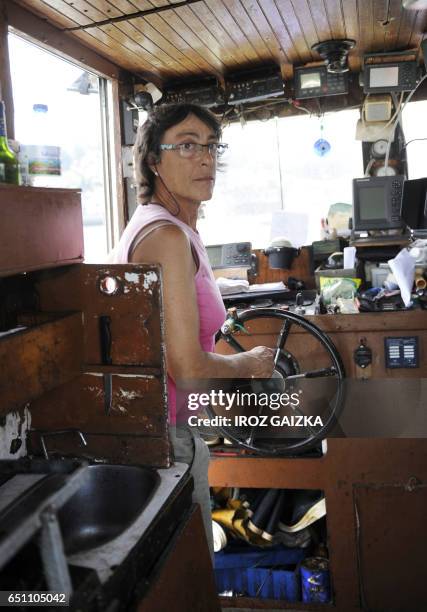 Anne-Marie Vergez, la seule femme patron pêcheur du port de Saint-Jean-de-Luz, manoeuvre son bateau "Nahikari" , le 10 août 2010. Quinquagénaire...