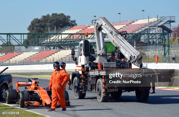 The McLaren of Fernando Alonso with new problems during the Formula 1 tests held in the Barcelona-Catalunya Circuit, on march 10 2017. Photo: Marc...