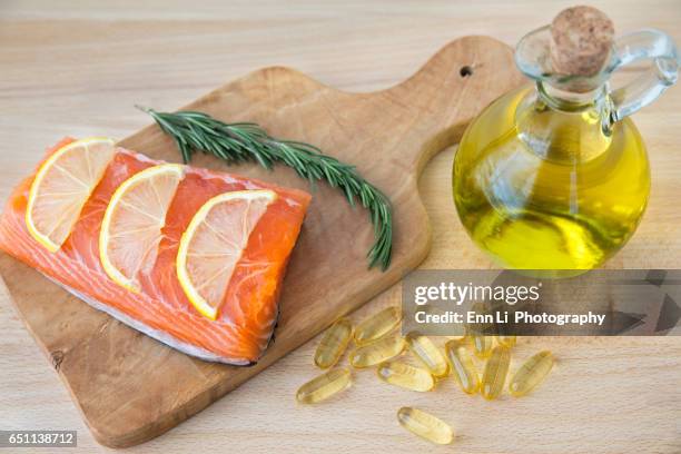 fish oil and salmon fillet - huile de foie de morue photos et images de collection