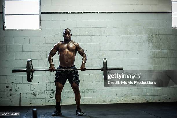 gym - man lifting weights - black shorts photos et images de collection