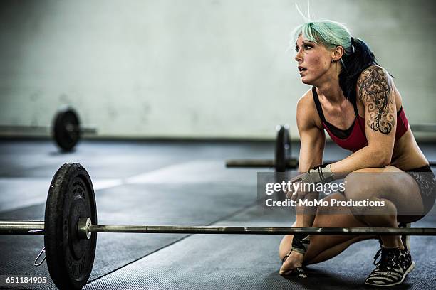 gym - woman in gym gym - deadlift stock pictures, royalty-free photos & images