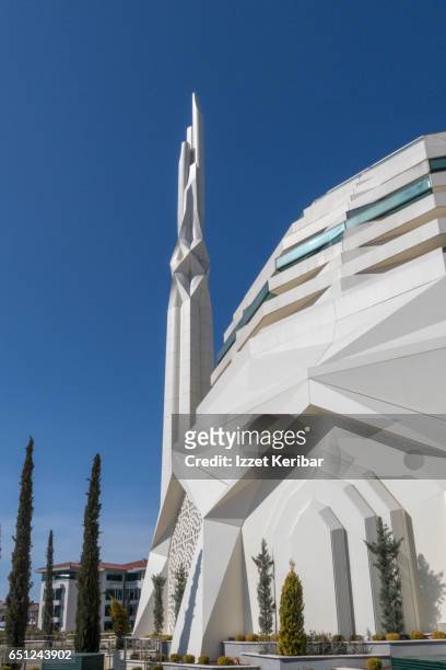 ilahiyat (theology) modern mosque at altunizade, istanbul turkey - contemporary istanbul stock-fotos und bilder