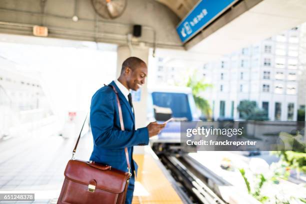 empresario en el teléfono en la estación - surfer sur le net fotografías e imágenes de stock