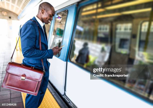 empresario en el tel�éfono en la estación - surfer sur le net fotografías e imágenes de stock