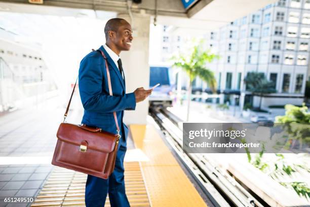 empresario en el teléfono en la estación - surfer sur le net fotografías e imágenes de stock