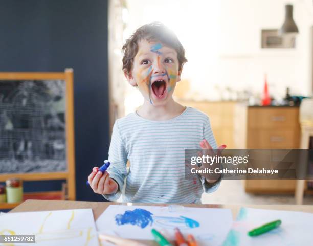 a boy playing with felt pens - kid with markers 個照片及圖片檔