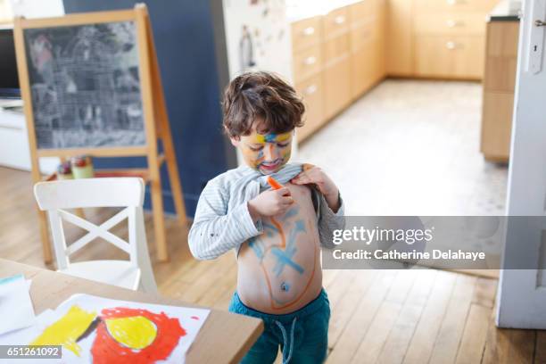 a boy playing with felt pens - messy 個照片及圖片檔