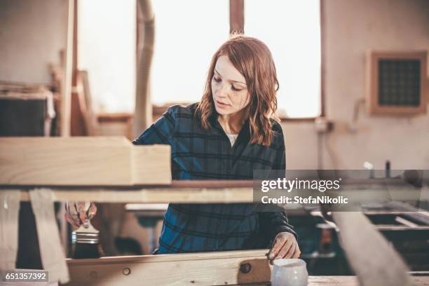 carpentiere ispezione donna appena in legno dipinto di - wooden surface finishes foto e immagini stock