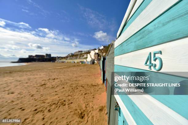 beach huts, viking bay, broadstairs - broadstairs stock-fotos und bilder