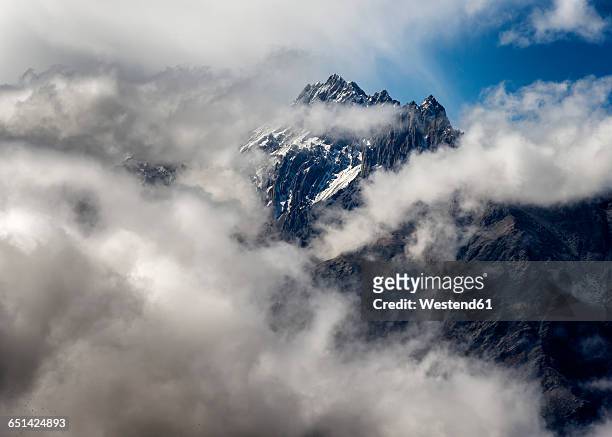 nepal, annapurna, muktinath, nilgiri himal and clouds - ムクティナート ストックフォトと画像
