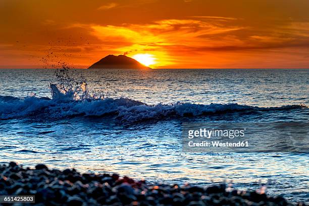 italy, sicily, aeolian islands, view to isola stromboli at sunset - aeolian islands 個照片及圖片檔