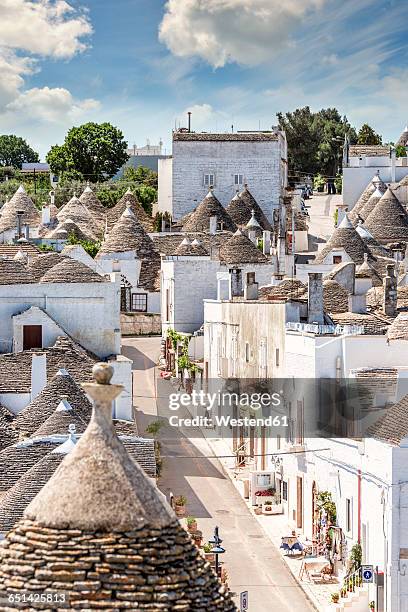 italy, apulia, alberobello, trulli, dry stone huts with conical roofs - alberobello 個照片及圖片檔