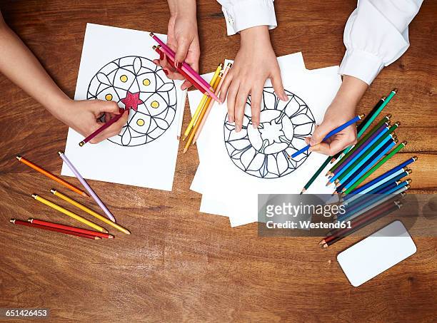 hands drawing mandalas - mandala stockfoto's en -beelden
