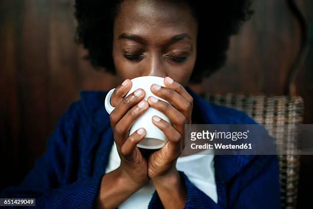 woman's hands holding cup of coffee, close-up - cup portraits foto e immagini stock