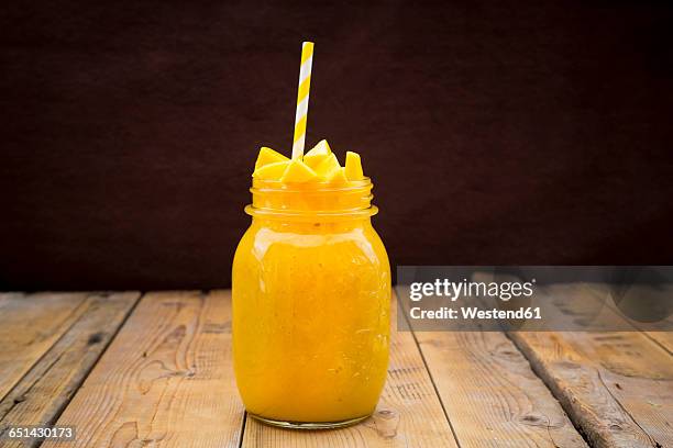 glass of mango smoothie garnished with diced mango - miranda kerr new face of mango stockfoto's en -beelden