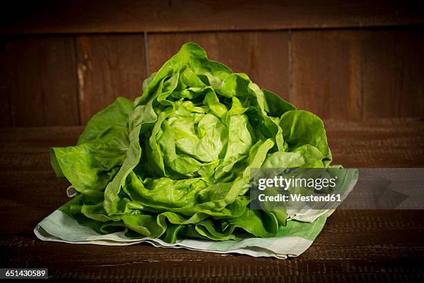 butterhead lettuce on kitchen towel - alface cabeça de manteiga imagens e fotografias de stock