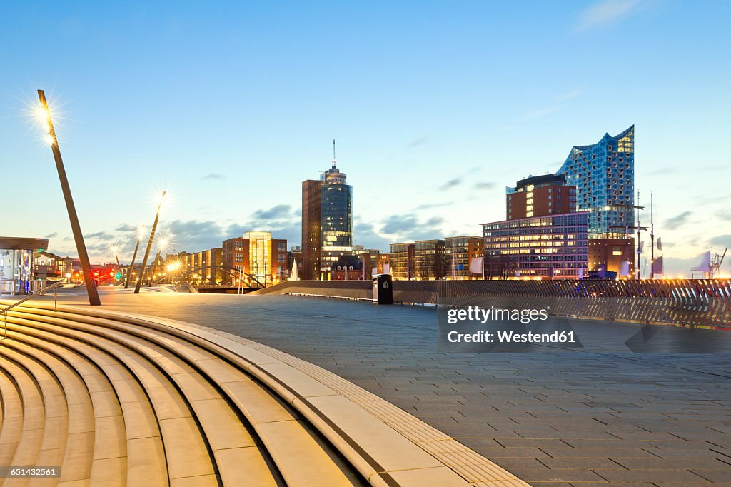 Germany, Hamburg, Elbpromenade with terraces, Elbe Philharmonic Hall and Hanseatic Trade Center
