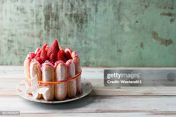 homemade strawberry cake with ladyfingers - charlotte wood stock pictures, royalty-free photos & images