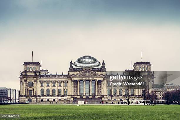 germany, berlin, reichstag, bad weather - reichstag photos et images de collection
