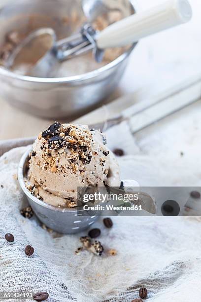 vegan coffee ice cream - gelato al caffè e cioccolato foto e immagini stock