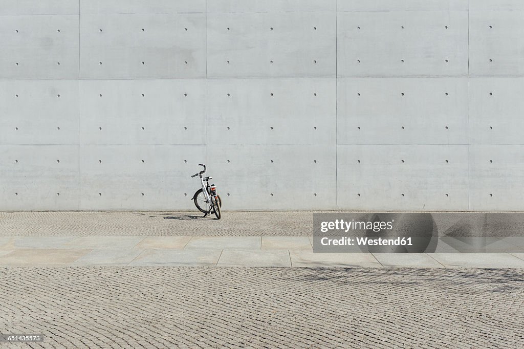 Germany, Berlin, bicycle parking in front of concrete wall at government district