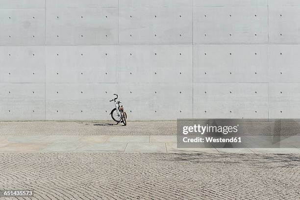 germany, berlin, bicycle parking in front of concrete wall at government district - concrete wall stock pictures, royalty-free photos & images