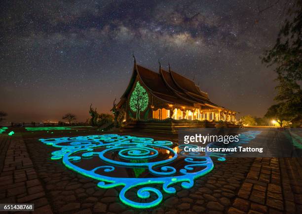 temple sirindhorn wararam phuproud in ubon ratchathani province at night and the milky way is our galaxy. this long exposure astronomical - ubon ratchathani stockfoto's en -beelden