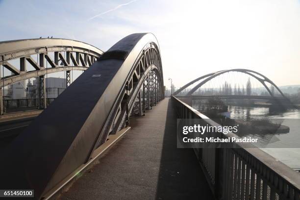bridge over river main - ponte em arco imagens e fotografias de stock