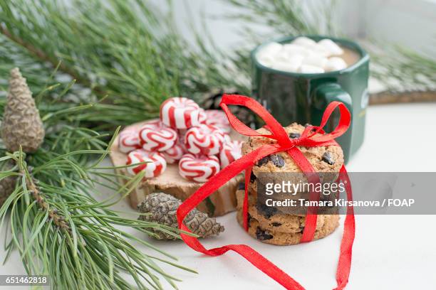 stack of a chocolate chip cookie - grass pile white background stock-fotos und bilder