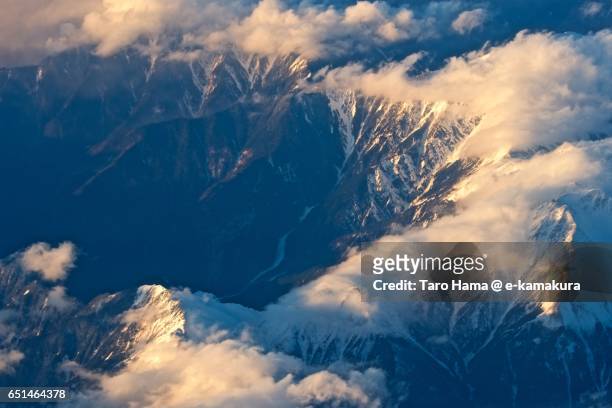 snow capped southern alps, sunset aerial view from airplane - minami alps foto e immagini stock