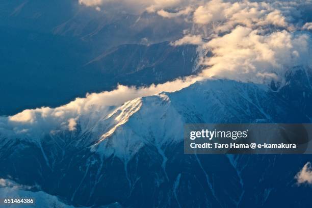 snow capped southern alps, sunset aerial view from airplane - minami alps foto e immagini stock