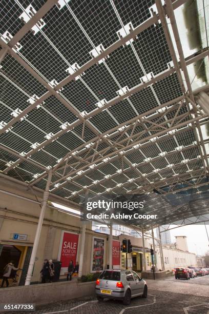 solar panels on an awning over the railway station entrance in woking, surrey, uk. - woking stockfoto's en -beelden