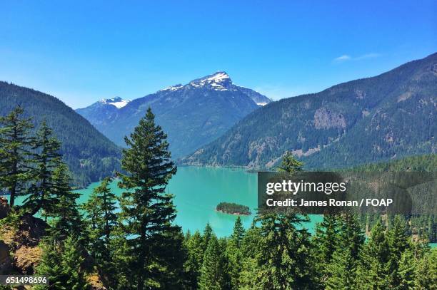 scenic view of diablo lake and mountains - diablo lake - fotografias e filmes do acervo