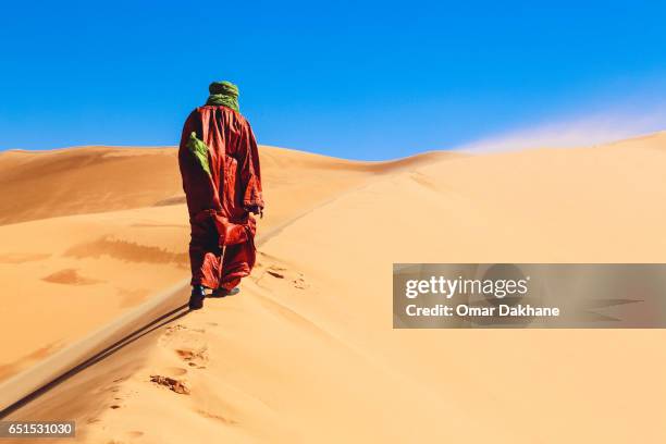 desert walker - algerian people photos et images de collection