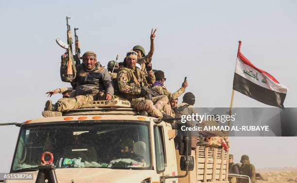 Sunni fighters, newly recruited into the Hashed al-Shaabi paramilitaries, advance to protect the west Mosul district of Tel Rumman, during the...