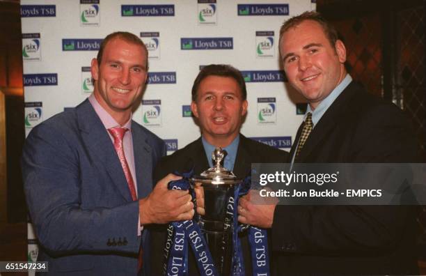 Lawrence Dallaglio and Craig Quinnell get their hands on the Lloyds TSB Six Nations Championship trophy