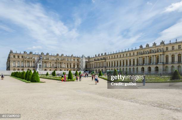 schloss von versailles oder schloss von versailles an einem sonnigen sommertag - chateau de versailles stock-fotos und bilder