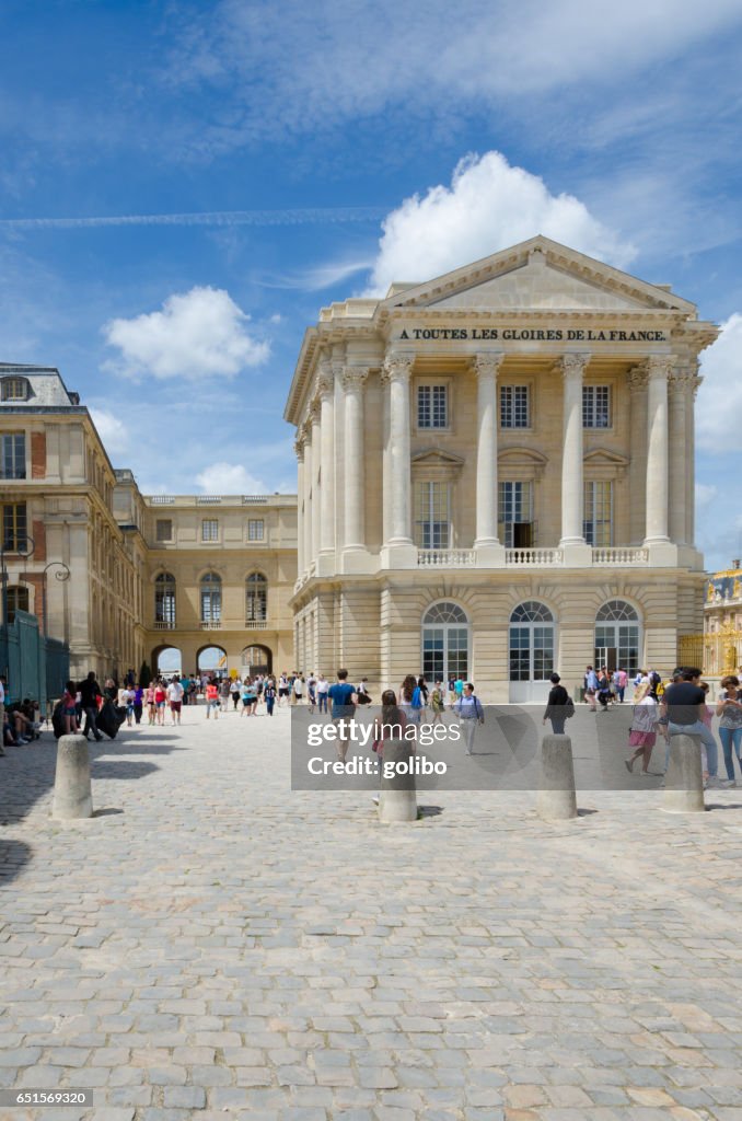 Paleis van Versailles of het kasteel van Versailles op een zonnige zomerdag