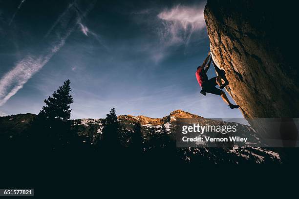 man rock climbing - klettergarten stock-fotos und bilder